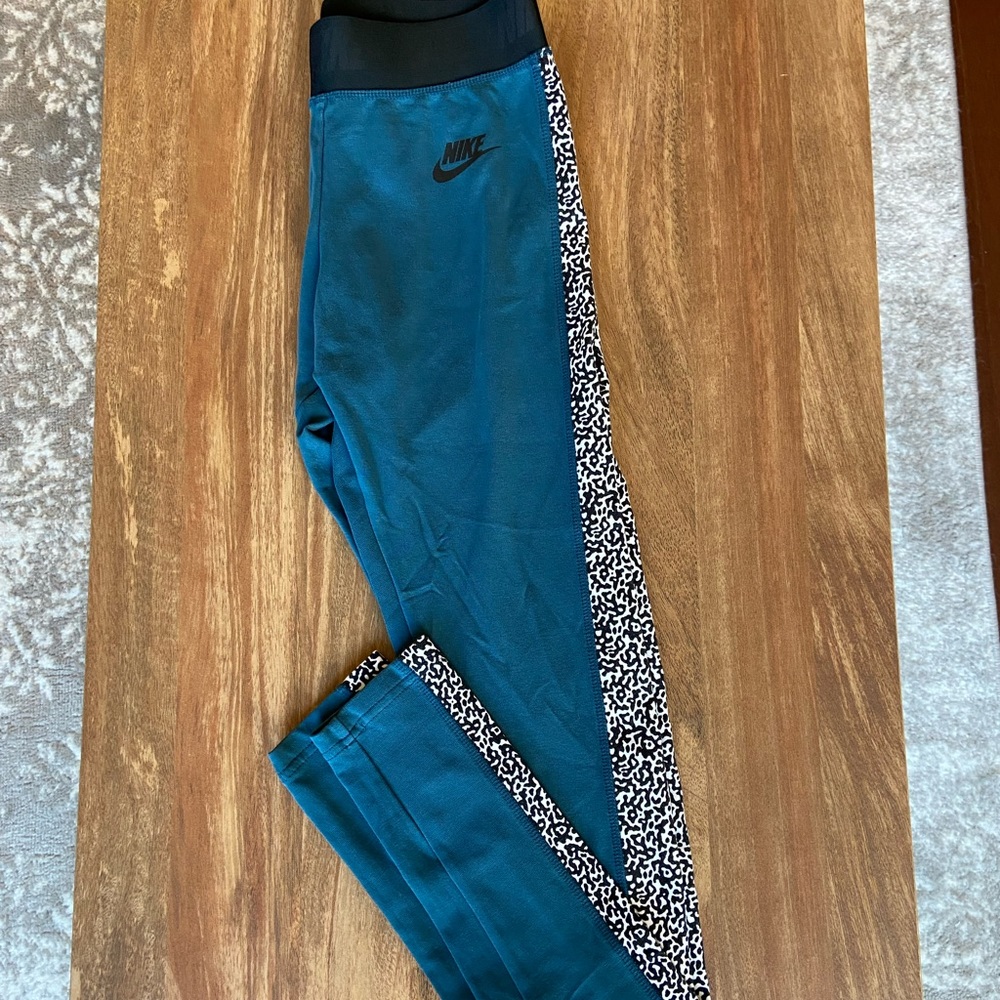 Nike Pro leggings with pattern + stirrups